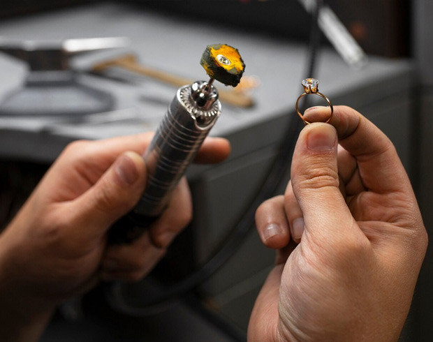 Producción de piezas en joyería en la línea artesanal en metales preciosos (oro, plata). - MÓDULO III